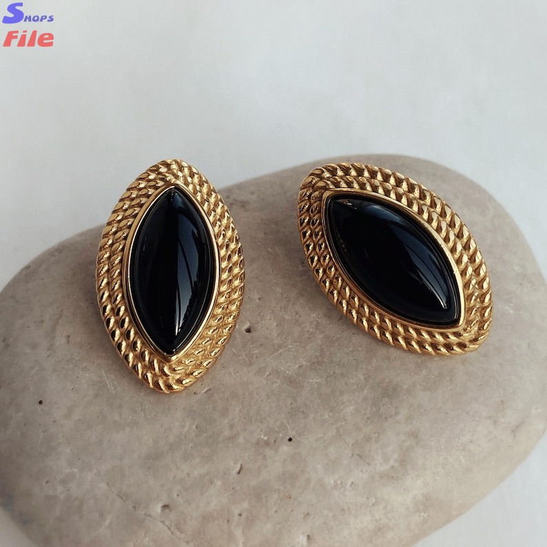Women... Old Money Earrings, Gold...